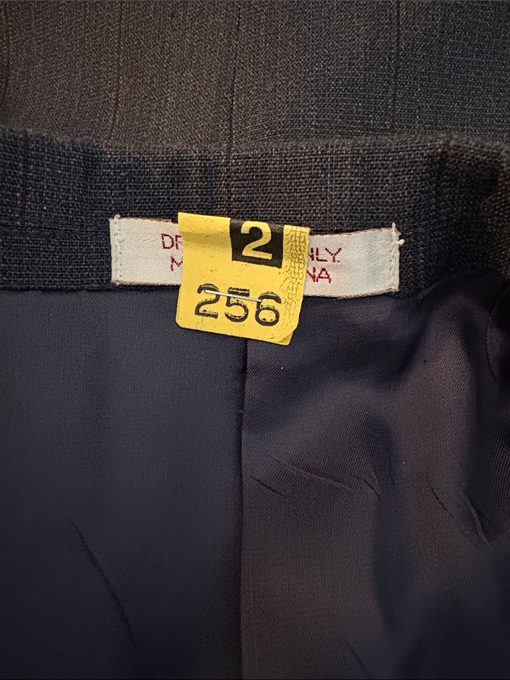 Classic Men's Dark Gray Two-Piece striped Suit - Style 40R x 34” pants - Picture 9 of 15